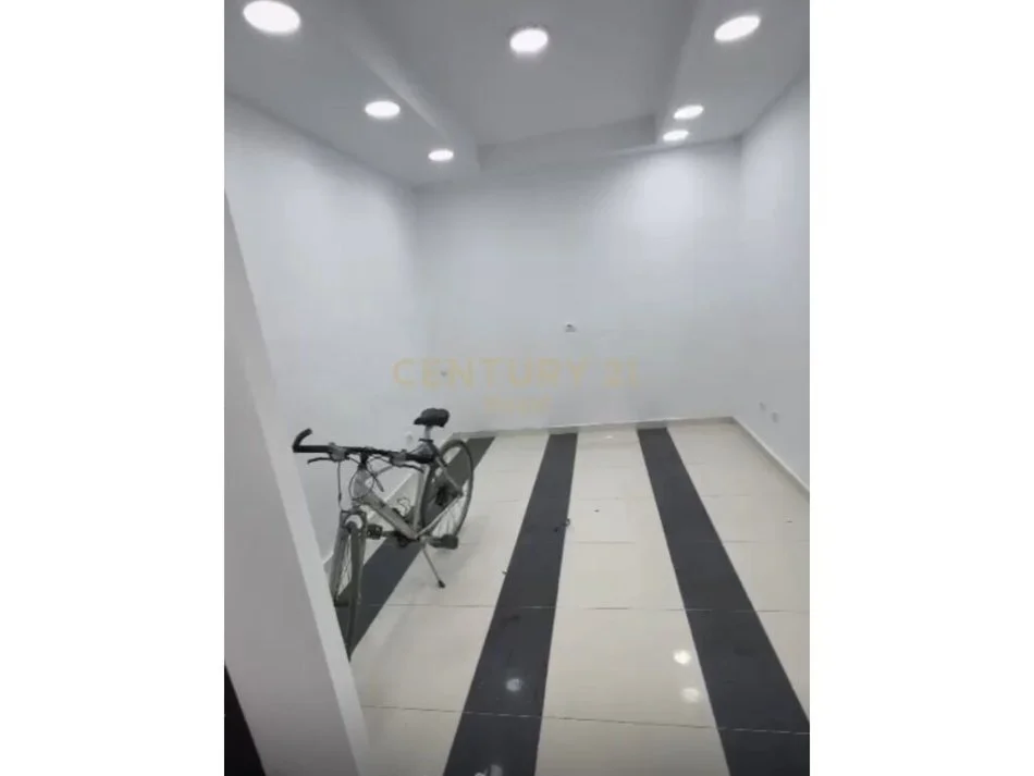 Tirane, jepet me qera ambjent biznesi Kati 0, 104 m² 2.500 € (Myslym Dhyri)