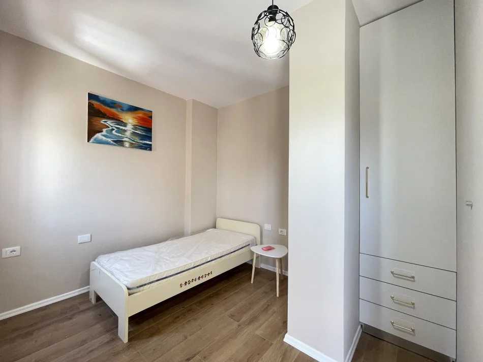 Tirane, jepet me qera apartament 2+1+Ballkon Kati 3, 104 m² 1.000 € (Rruga e Barrikadave)