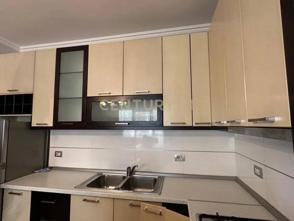 Tirane, jepet me qera apartament 2+1 Kati 8, 127 m² 600 € 