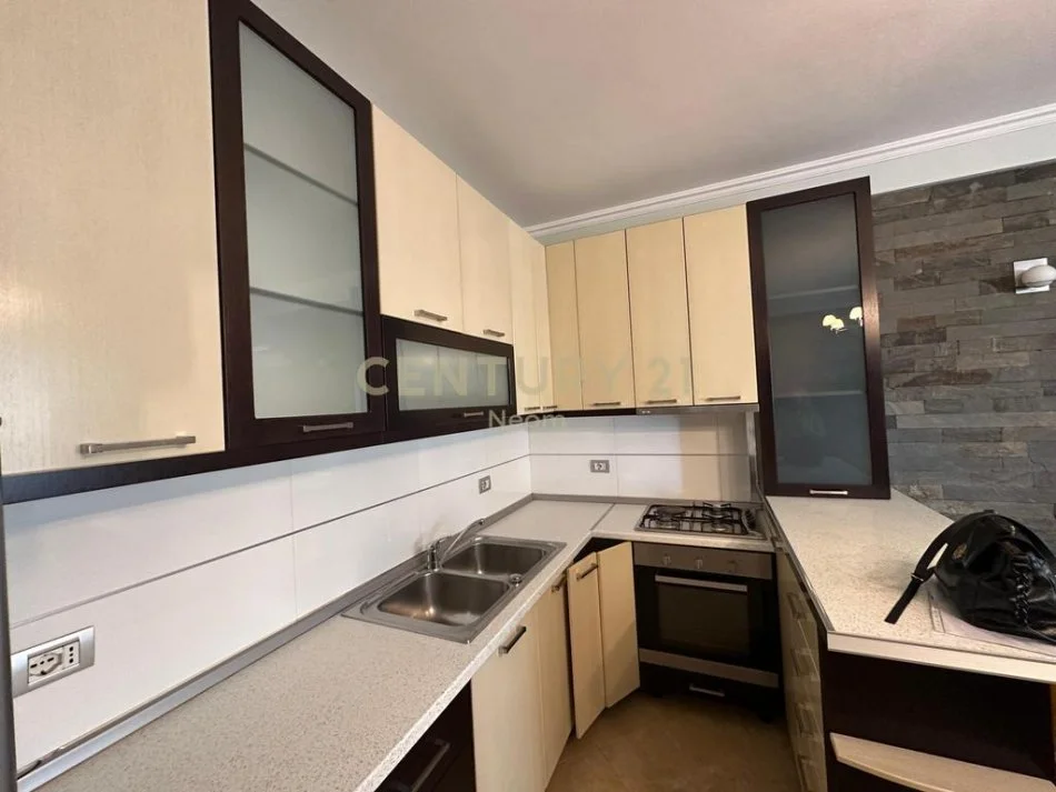 Tirane, jepet me qera apartament 2+1 Kati 8, 127 m² 600 € 