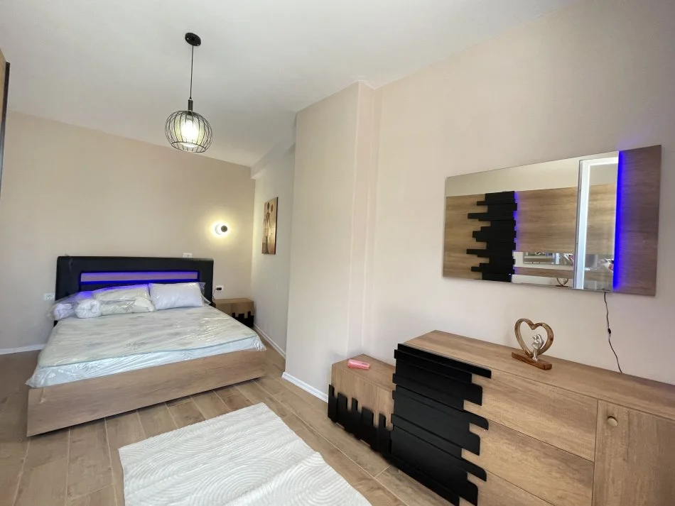 Tirane, jepet me qera apartament 2+1+Ballkon Kati 3, 104 m² 1.000 € (Rruga e Barrikadave)