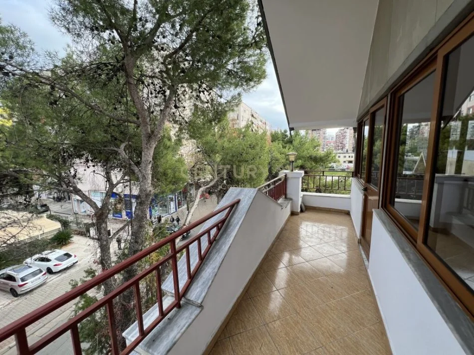 Tirane, jepet me qera Vile 3 Katshe Kati 3, 278 m² 2.500 € (Don bosko)