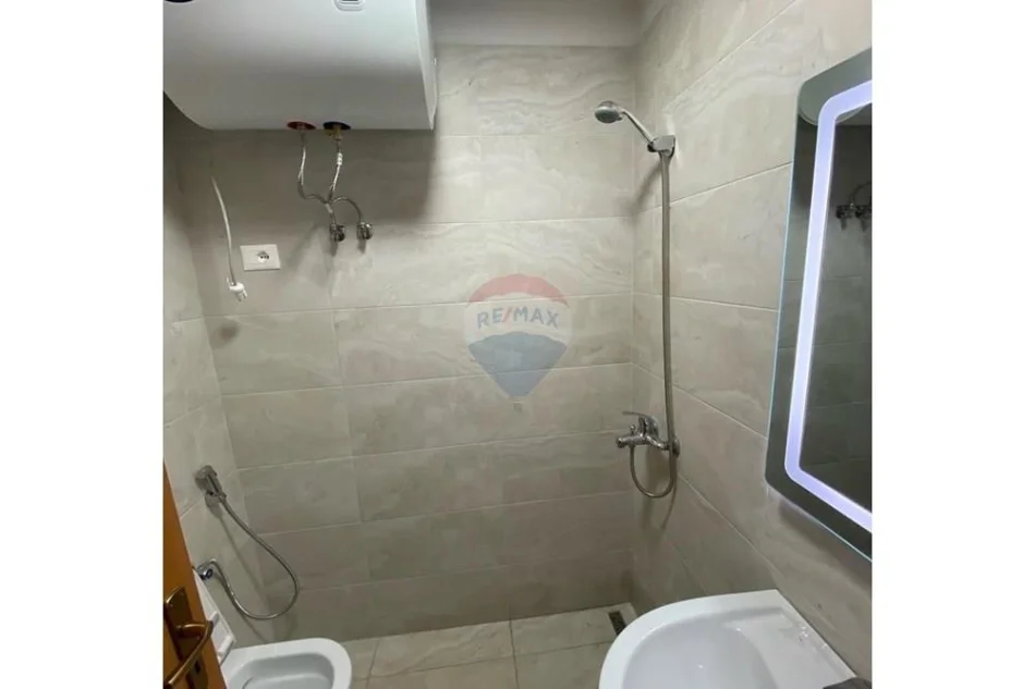 Tirane, jepet me qera apartament 1+1 Kati 1, 80 m² 500 € (Kinostudio)