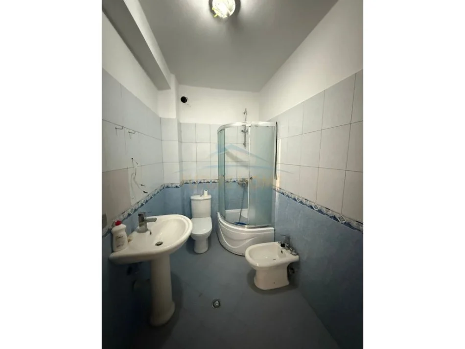 Tirane, shitet apartament 2+1+Ballkon Kati 3, 99 m² 225.000 € (Liqenk i Thate , prane Radisson)