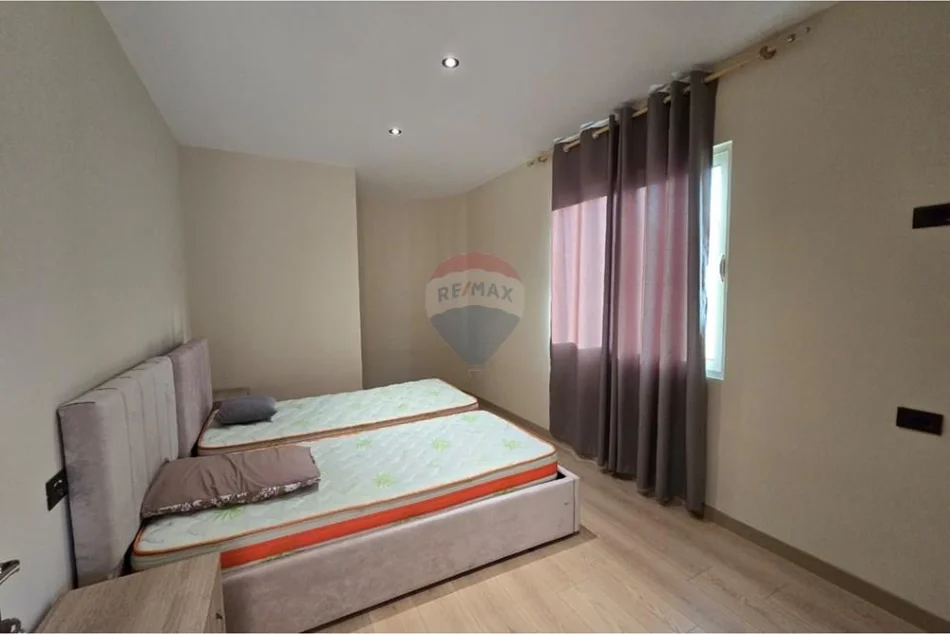 Tirane, jepet me qera apartament 2+1+Ballkon , 500 € (Vilat Gjermane)