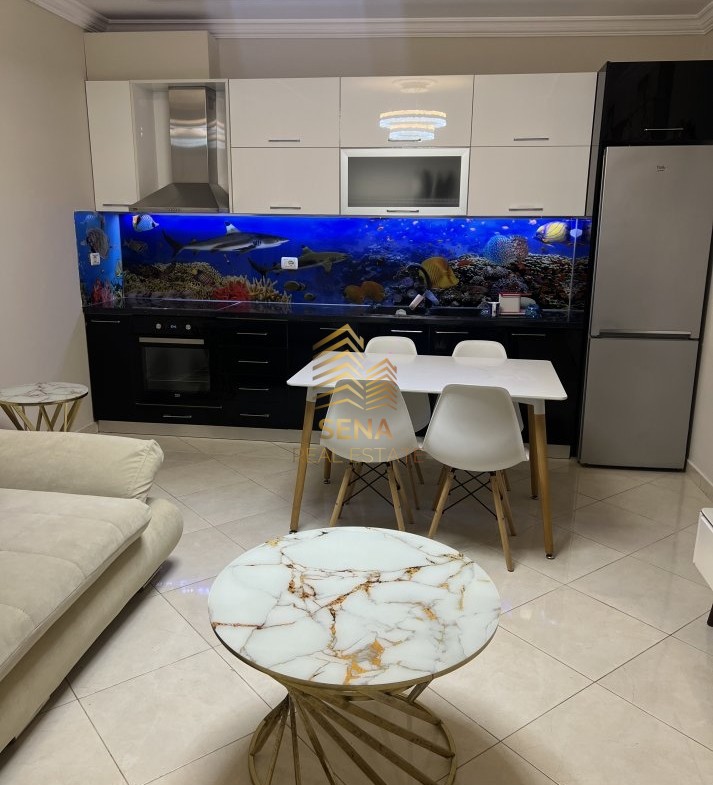 Tirane, jepet me qera apartament 1+1+Ballkon Kati 1, 70 m² 500 € (Rruga Xhanfize Keko)