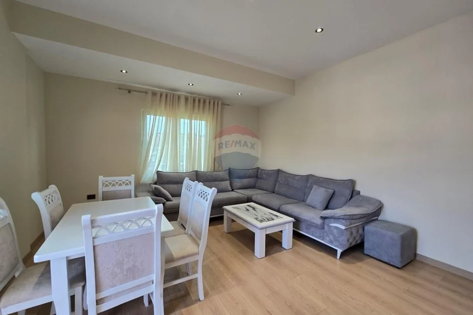 Tirane, jepet me qera apartament 2+1+Ballkon , 500 € (Vilat Gjermane)