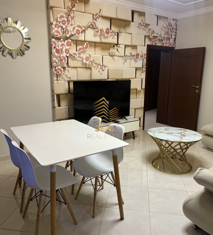 Tirane, jepet me qera apartament 1+1+Ballkon Kati 1, 70 m² 500 € (Rruga Xhanfize Keko)