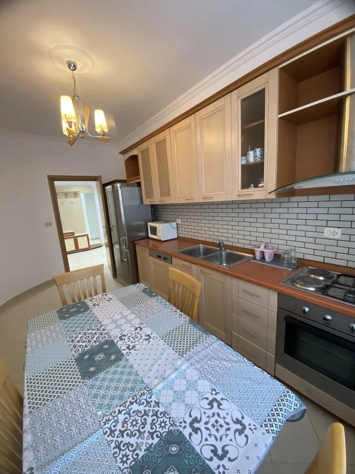 Tirane, jepet me qera apartament 1+1+Aneks+Ballkon Kati 7, 95 m² 650 € (Bllok)