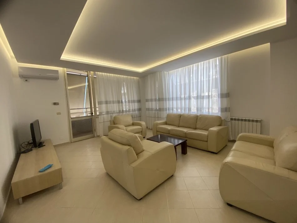 Tirane, jepet me qera apartament 1+1+Aneks+Ballkon Kati 7, 95 m² 650 € (Bllok)