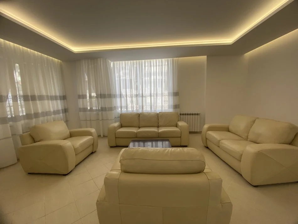 Tirane, jepet me qera apartament 1+1+Aneks+Ballkon Kati 8, 95 m² 700 € (Rruga Sami Frashëri)