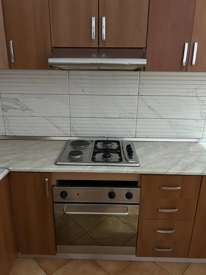 Durres, jepet me qera shtepi 2+1 Kati 1, (Stefaniaka)