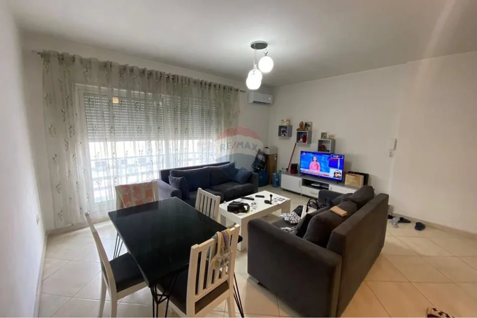 Tirane, jepet me qera 1+1 , 65 m² 450 € (Rruga 5 Maji)