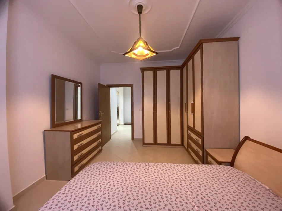 Tirane, jepet me qera apartament 1+1+Aneks+Ballkon Kati 8, 95 m² 700 € (Rruga Sami Frashëri)