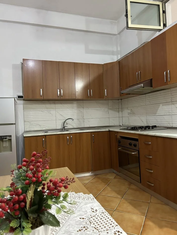 Durres, jepet me qera shtepi 2+1 Kati 1, (Stefaniaka)