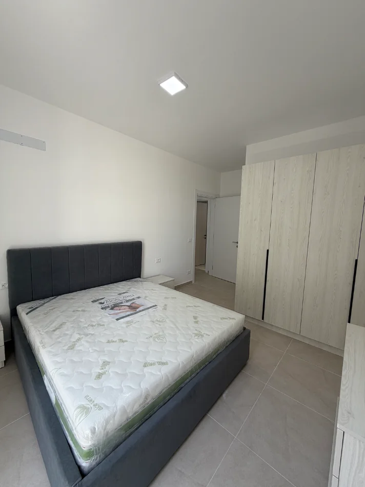Tirane, jepet me qera apartament 2+1 Kati 4, 98 m² 500 € (Univers city)