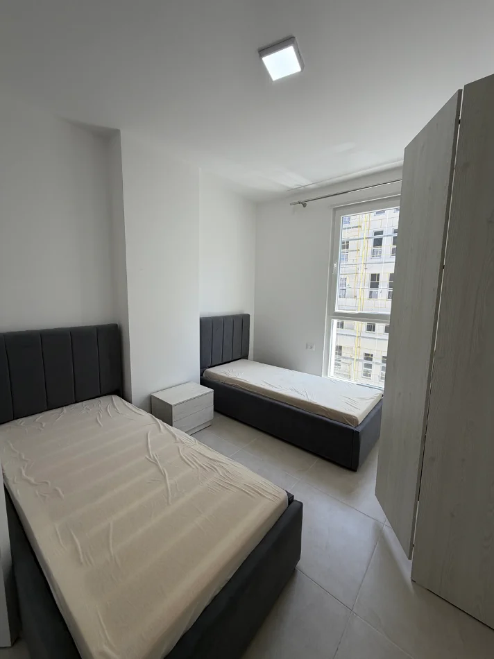Tirane, jepet me qera apartament 2+1 Kati 4, 98 m² 500 € (Univers city)