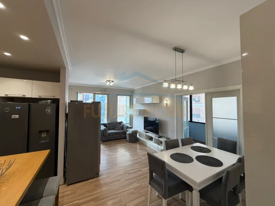 Tirane, jepet me qera apartament 3+1+Ballkon Kati 3, 820 € 