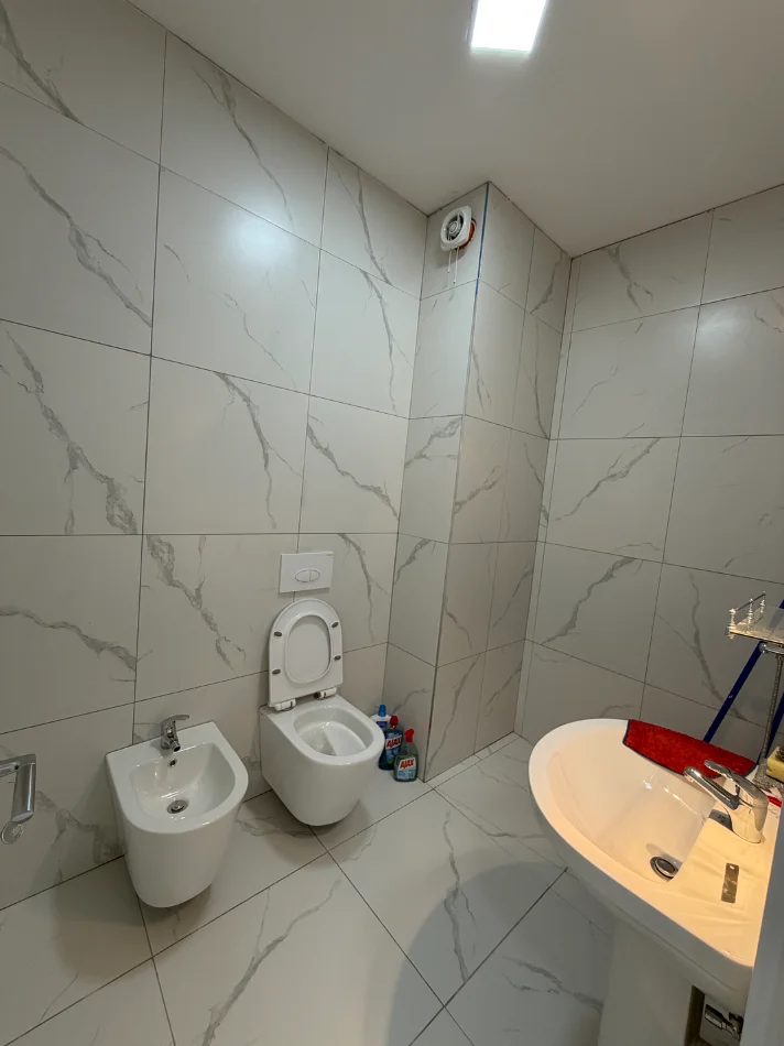 Tirane, jepet me qera apartament 2+1 Kati 4, 98 m² 500 € (Univers city)