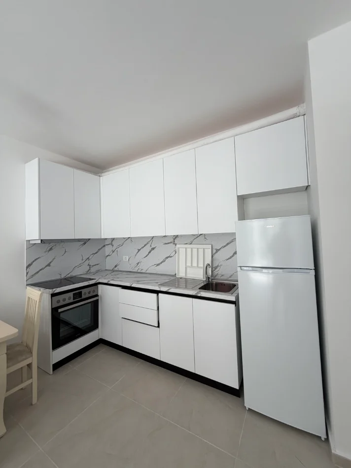 Tirane, jepet me qera apartament 2+1 Kati 4, 98 m² 500 € (Univers city)