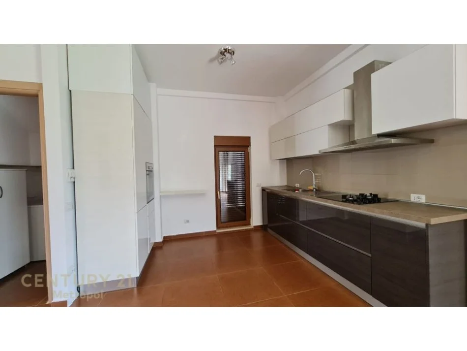 Tirane, jepet me qera Vile 3 Katshe Kati 3, 200 m² 2.500 € (Tirane)