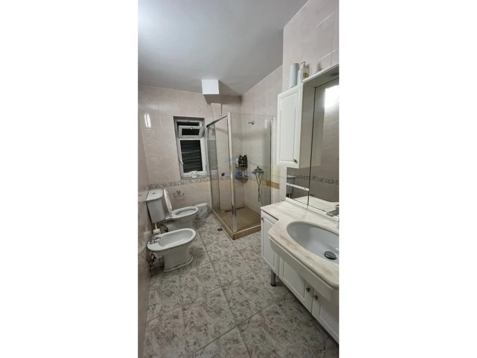 Tirane, jepet me qera apartament 2+1+Ballkon Kati 1, 86 m² 650 € (Rruga Fortuzi)