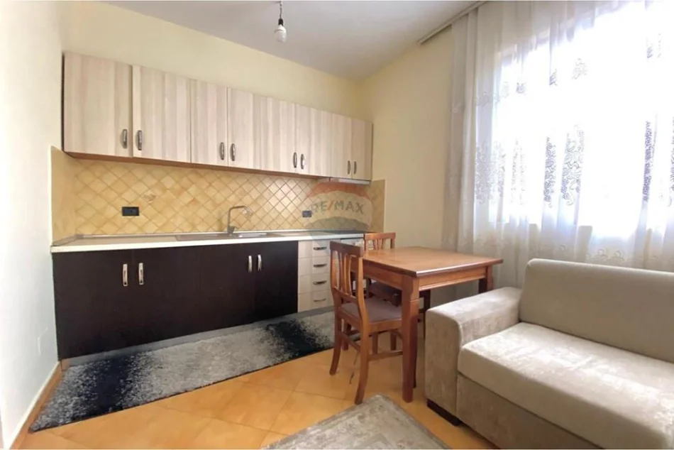 Tirane, jepet me qera apartament 2+1 Kati 2, 100 m² 550 € 