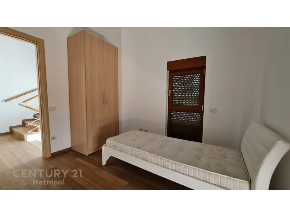 Tirane, jepet me qera Vile 3 Katshe Kati 3, 200 m² 2.500 € (Tirane)