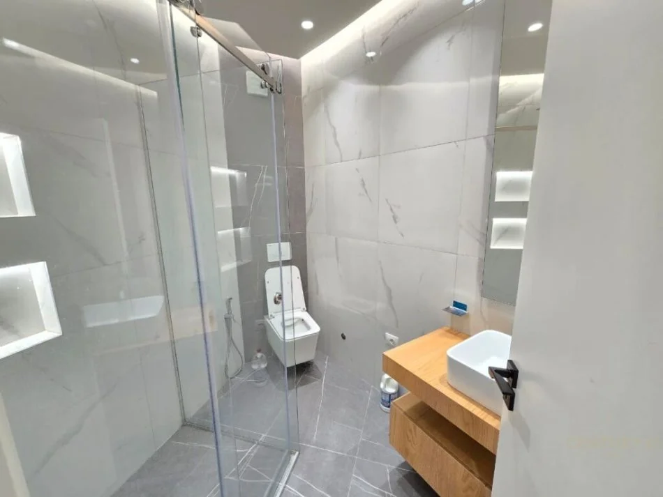 Tirane, jepet me qera apartament 1+1 Kati 9, 72 m² 600 € (Astir)