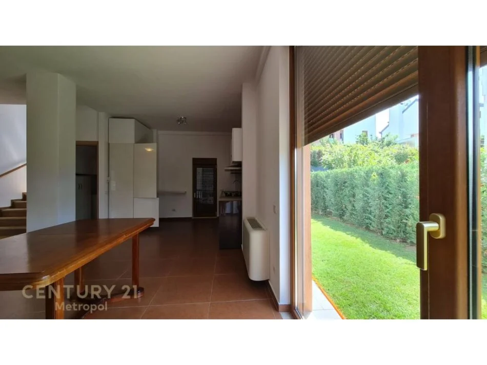 Tirane, jepet me qera Vile 3 Katshe Kati 3, 200 m² 2.500 € (Tirane)