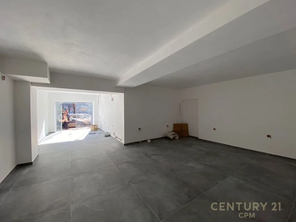 Tirane, jepet me qera ambjent biznesi Kati 0, 85 m² 2.500 € (Shallvaret)