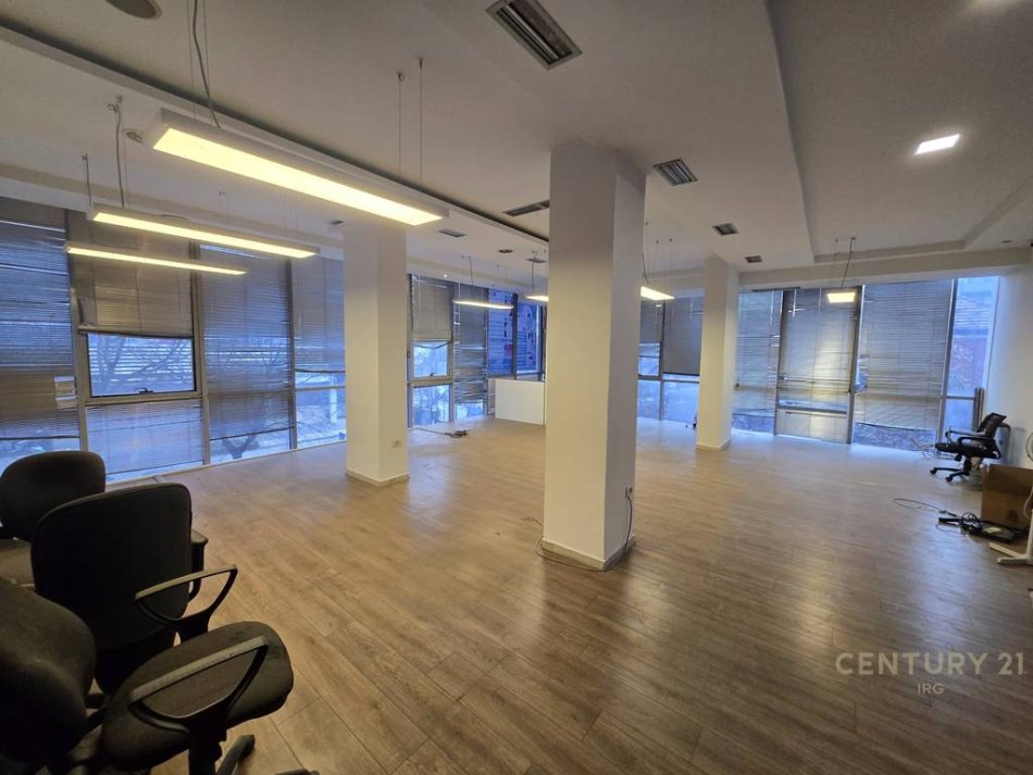 Tirane, jepet me qera zyre Kati 1, 100 m² 1.200 € (Xhamlliku)