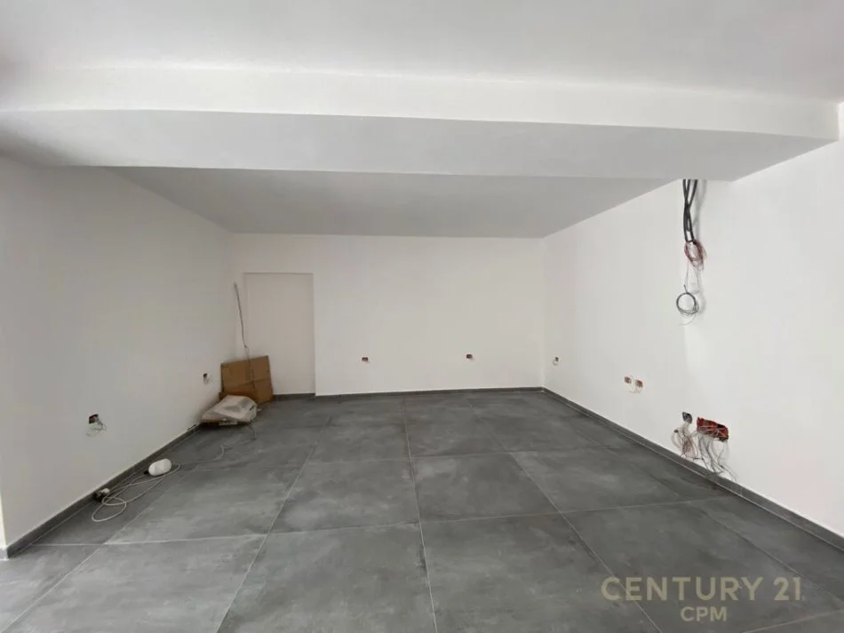 Tirane, jepet me qera ambjent biznesi Kati 0, 85 m² 2.500 € (Shallvaret)