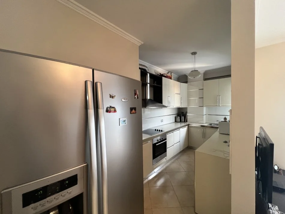 Tirane, jepet me qera apartament 2+1+Ballkon Kati 6, 105 m² 850 € (Rruga e Elbasanir)