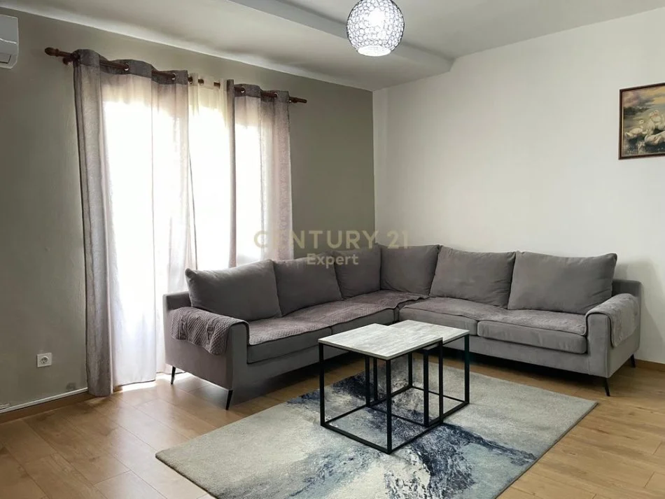 Tirane, jepet me qera apartament 2+1 Kati 10, 110 m² 600 € 
