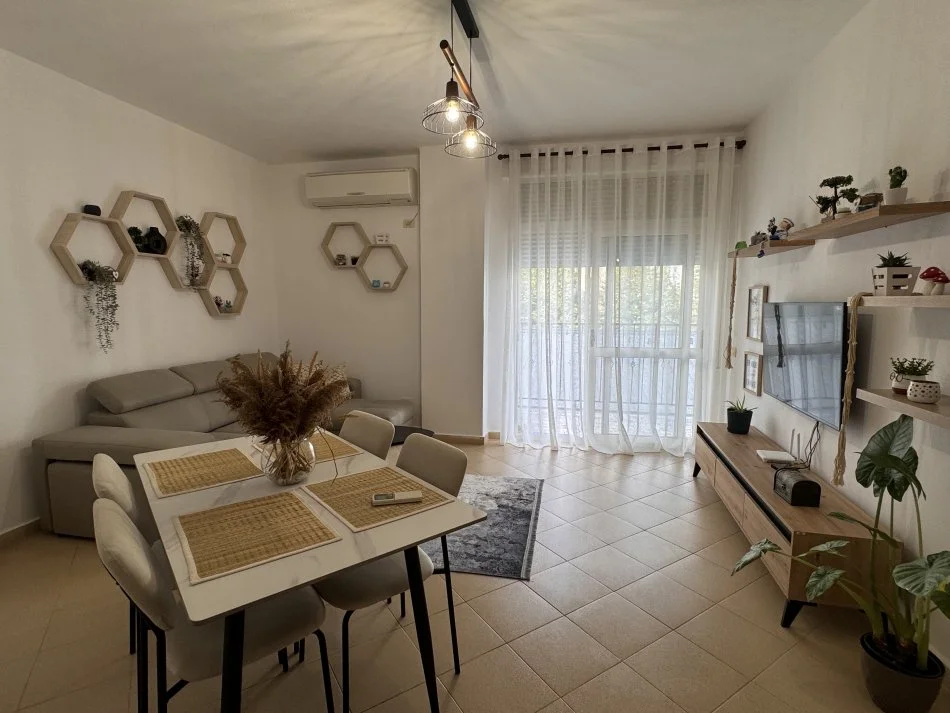 Golem, jepet me qera apartament 1+1+Ballkon Kati 1, 65 m² (Rruga e Gjuzeve)