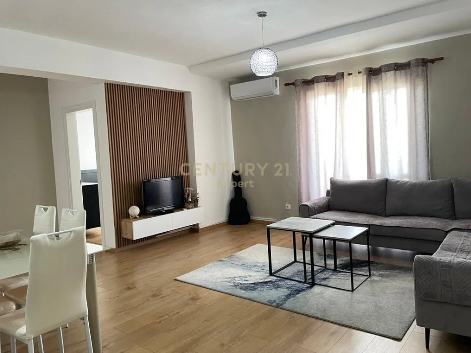 Tirane, jepet me qera apartament 2+1 Kati 10, 110 m² 600 € 
