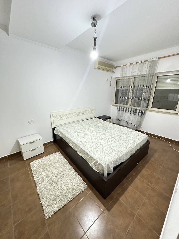 Tirane, jepet me qera apartament 1+1+Ballkon Kati 5, 65 m² 400 € (Rruga Tre deshmoret)