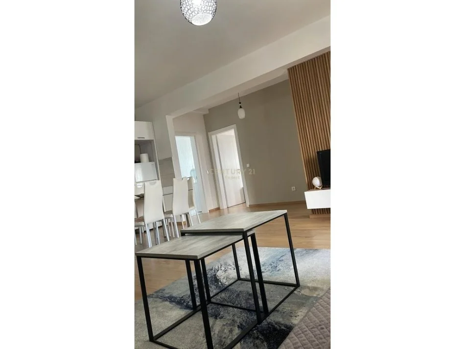 Tirane, jepet me qera apartament 2+1 Kati 10, 110 m² 600 € 