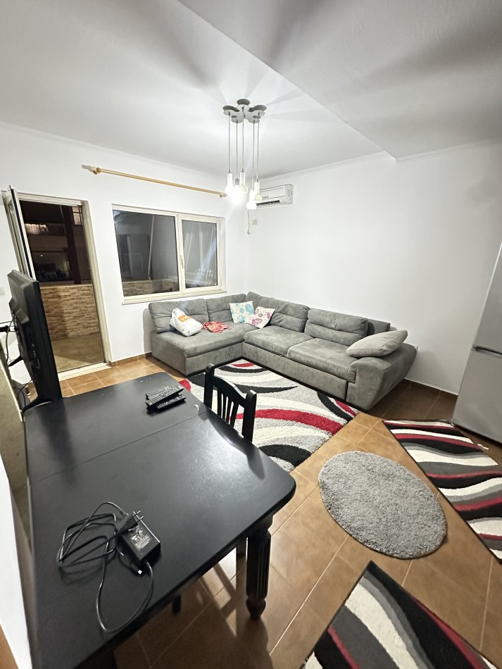 Tirane, jepet me qera apartament 1+1+Ballkon Kati 5, 65 m² 400 € (Rruga Tre deshmoret)