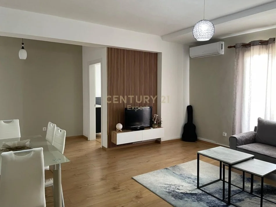 Tirane, jepet me qera apartament 2+1 Kati 10, 110 m² 600 € 