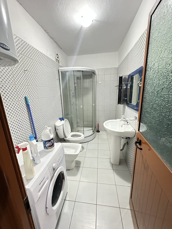 Tirane, jepet me qera apartament 1+1+Ballkon Kati 5, 65 m² 400 € (Rruga Tre deshmoret)