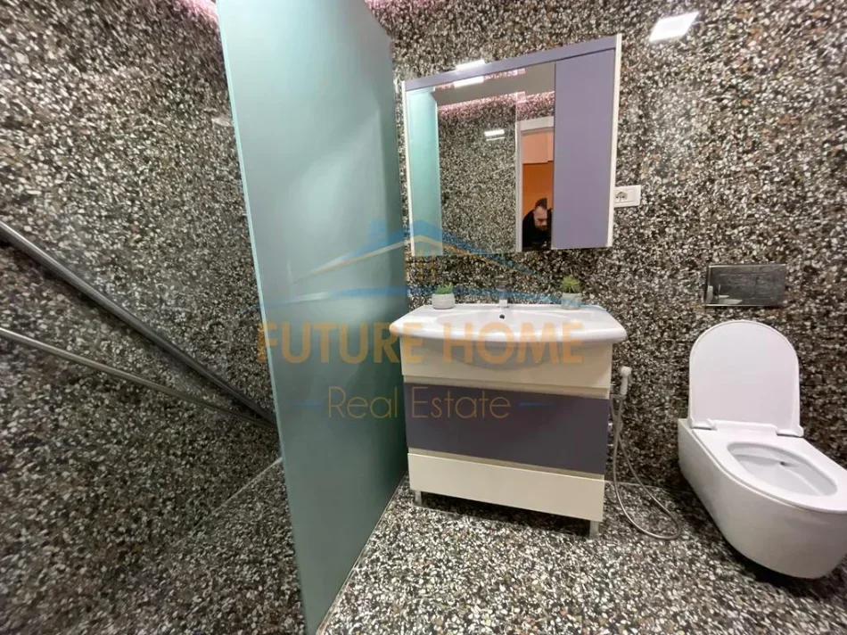 Tirane, jepet me qera apartament 2+1 Kati 5, 110 m² 700 € (Fusha e Aviacionit)