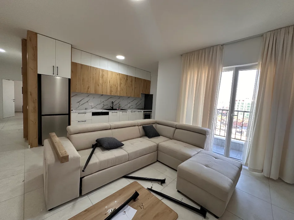 Tirane, jepet me qera apartament 2+1+Ballkon Kati 5, 100 m² 730 € (Ish Frigoriferi rruga Besa)