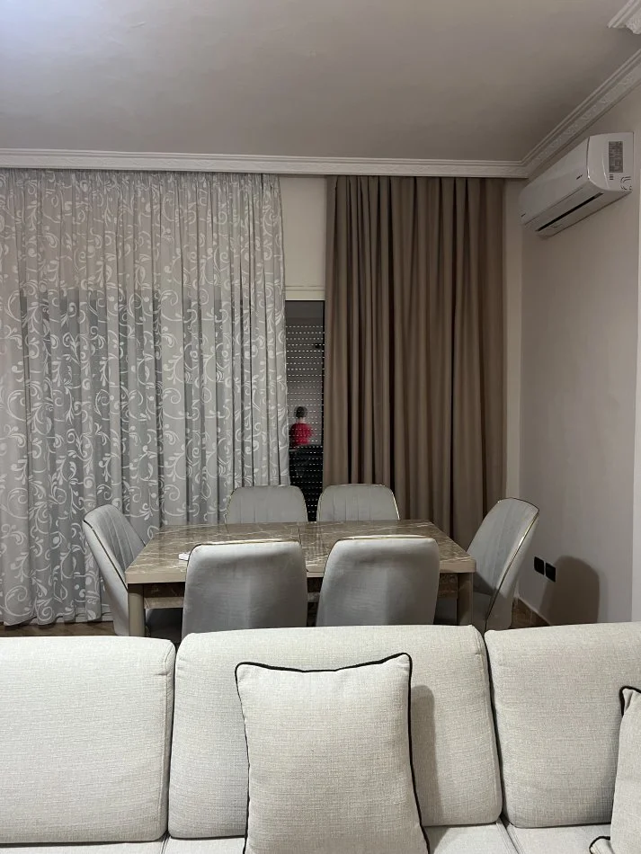 Tirane, jepet me qera apartament 2+1+Ballkon Kati 4, 95 m² 430 € (Rruga Loni Ligori Vero Kafe ASTIR)