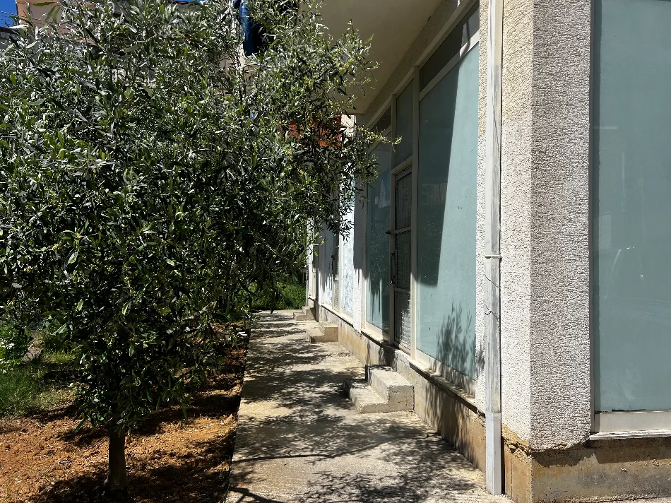 Tirane, jepet me qera nga Pronari, pa-komision dyqan Kati 0, 50 m² + vend parkimi  400 € (Rruga Shefqet Kuka,ngjitur me Cafe Luna)