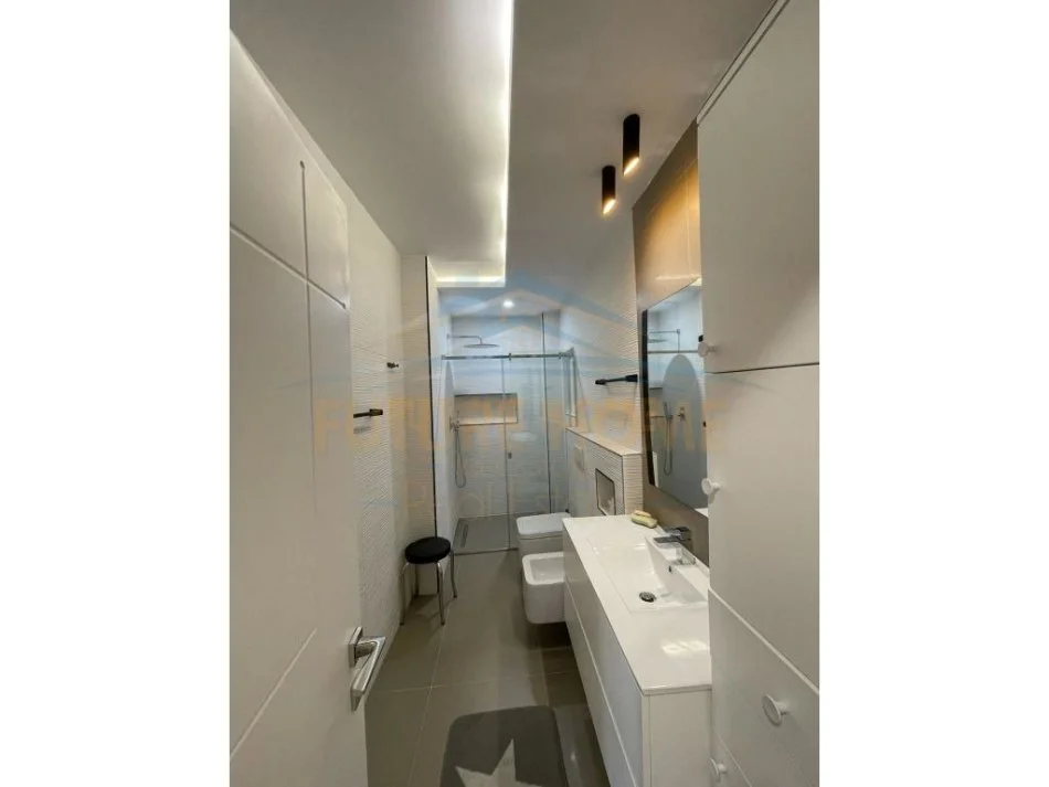 Tirane, shitet apartament 2+1+Ballkon Kati 6, 150 m² 400.000 € (Shallvaret)