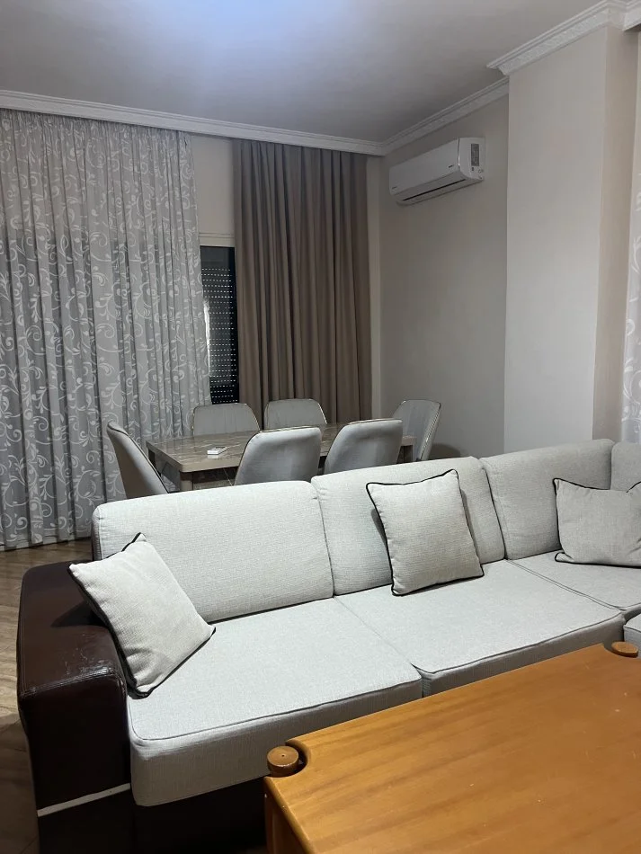 Tirane, jepet me qera apartament 2+1+Ballkon Kati 4, 95 m² 430 € (Rruga Loni Ligori Vero Kafe ASTIR)