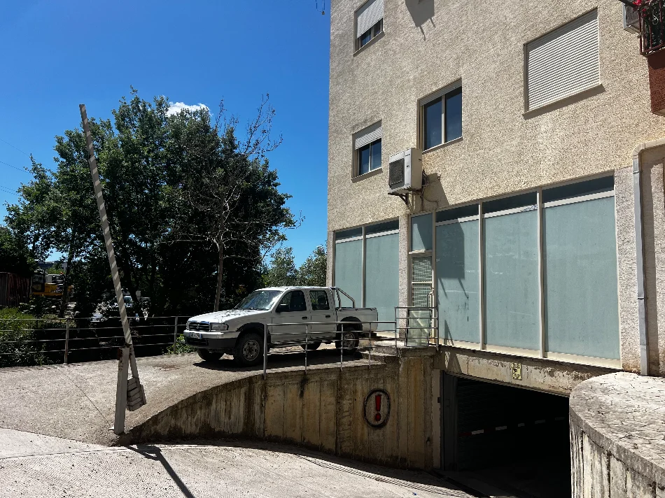 Tirane, jepet me qera nga Pronari, pa-komision dyqan Kati 0, 50 m² + vend parkimi  400 € (Rruga Shefqet Kuka,ngjitur me Cafe Luna)