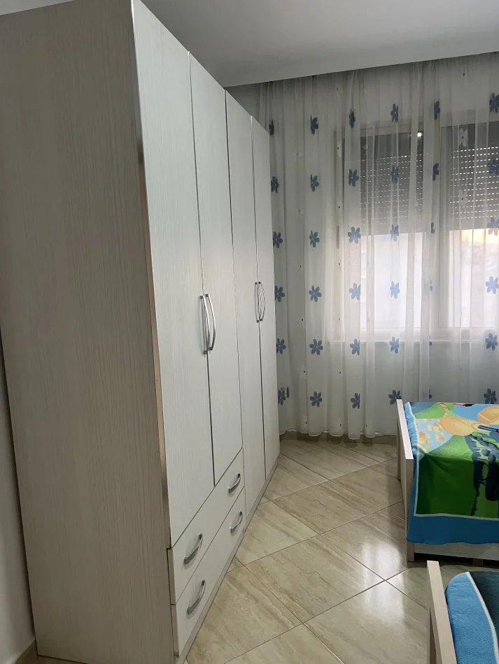Tirane, jepet me qera apartament 2+1+Ballkon Kati 4, 95 m² 430 € (Rruga Loni Ligori Vero Kafe ASTIR)